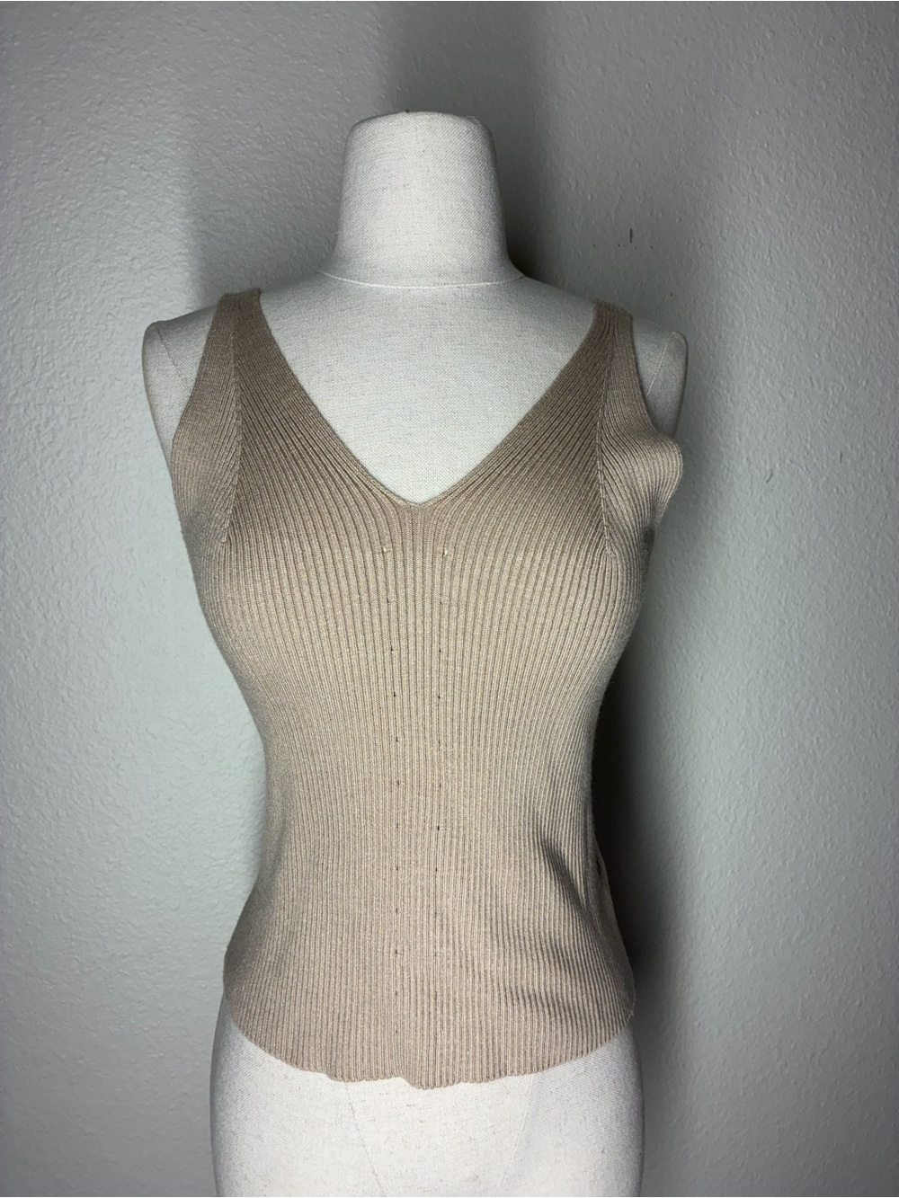Amuse Society Beige Ribbed V-Neck Tank, size Medium